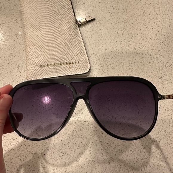 Quay Australia Black Sunglasses with Cream Case - Picture 6 of 6